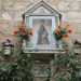 La statuetta in gesso di Strada Tresca fatta installare da una devota della famiglia Cippone